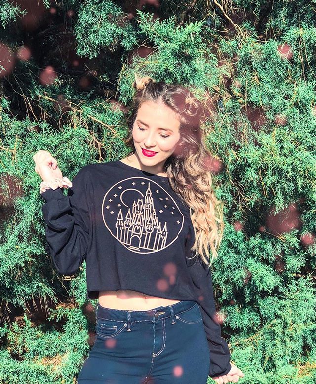 Zoom zoom zoom, make my heart go boom boom!💫
.
.
.
These space buns definitely give me all the Zenon: Girl of the 21st Century vibes!✌🏼That movie is still my all-time favorite Disney Channel Original Movie!💕
.
.
.
.
Which is your favorite DCOM? (Cadet Kelly is a close second!)
.
.
.
.
Castle crop top: @marleemaeeveryday [Use code: CHELSEY15]
.
.
.
.
.
.
.
.
#zenon #dcom #disney #disneychannel #disneystyle #disneyfashion #disneyshirt #disneyinstagrammer #disneylife #disneylifestyle #castle #cinderellacastle #spacebuns #fashionblogger #styleblogger #disneyblog #disneyblogger #wdw #instadisney #disneylove #zetuslapetus #animalkingdom